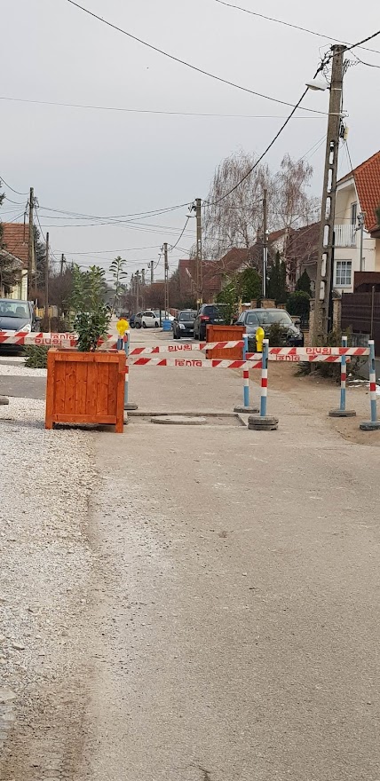 Tiszavirág utca 1-19 virágládák 2.jpg
