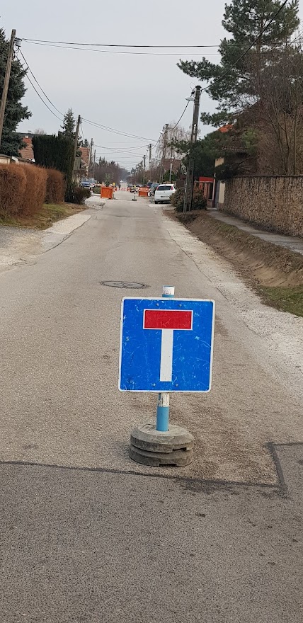 Tiszavirág utca 1-19 virágládák 1.jpg