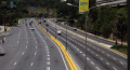 El carril HOV es claramente visible para todo el tráfico, y sería considerado por la mayoría de los conductores como un carril, debe incluirse en el conteo de carriles en los segmentos que terminan en la salida.