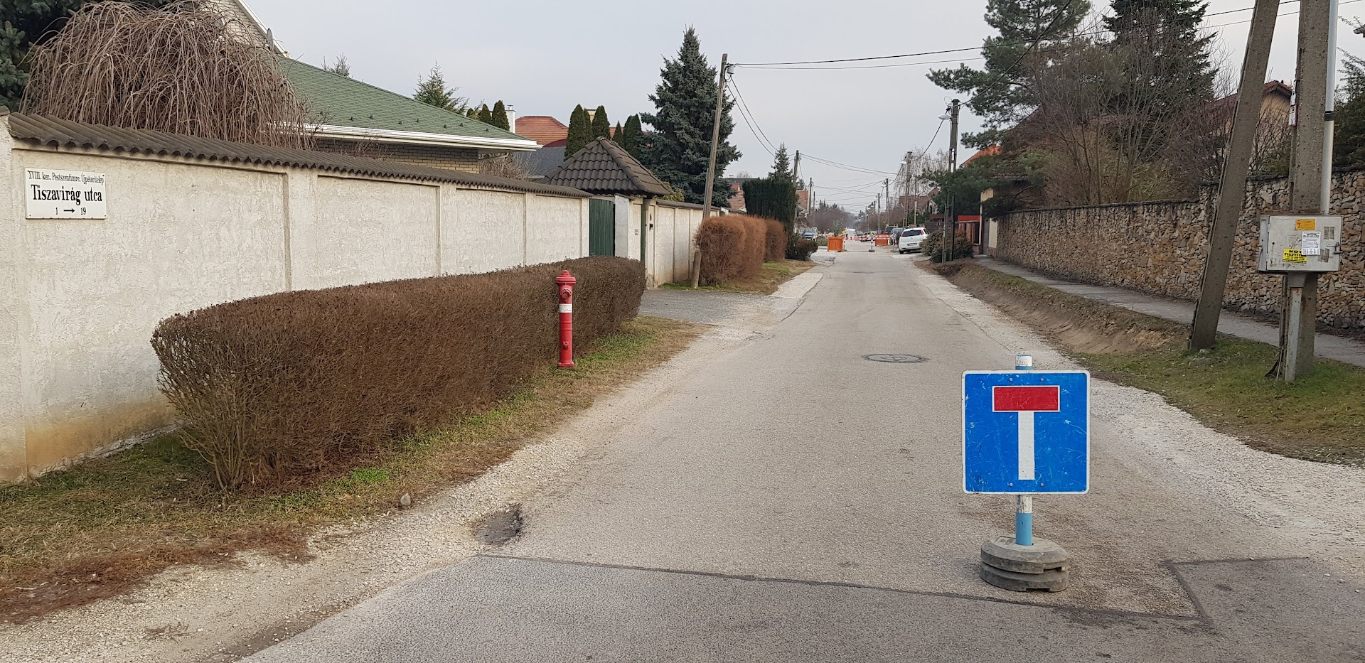 Tiszavirág utca 1-19 virágládák.jpg