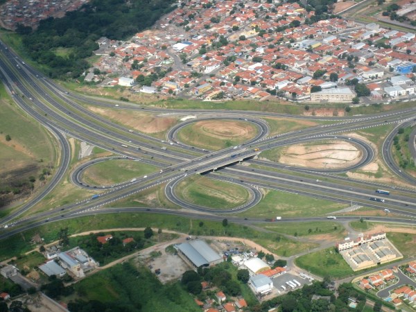 cruce autopistas (600 x 450).jpg